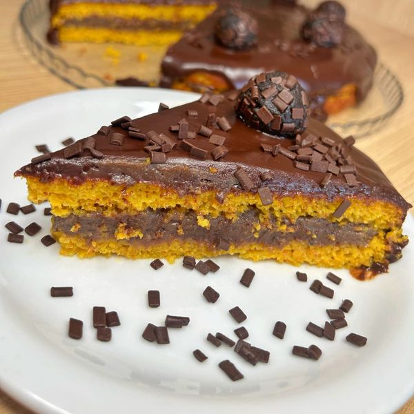 Fatia de bolo de cenoura com brigadeiro