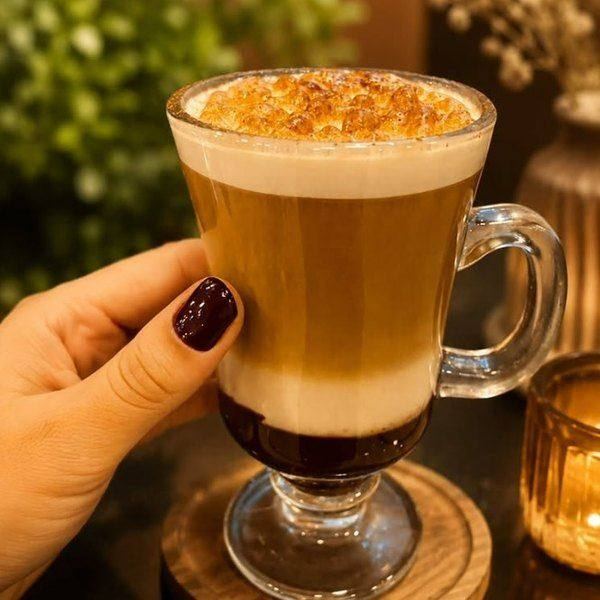Café servido em caneca de vidro