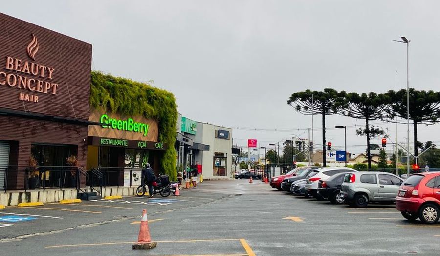 Estacionamento gratuito com 70 vagas na frente da GreenBerry