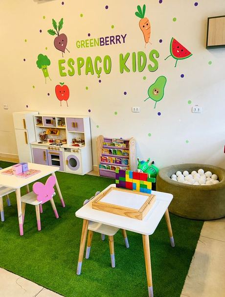 O Espaço Kids da GreenBerry, com mini cozinha, estante de livros, piscina de bolinhas e mesinhas