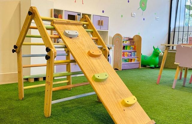 Trepa-trepa e escorregador de madeira no Espaço Kids