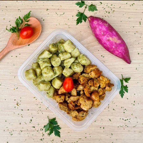 Marmita de nhoque de batata doce ao pesto com frango