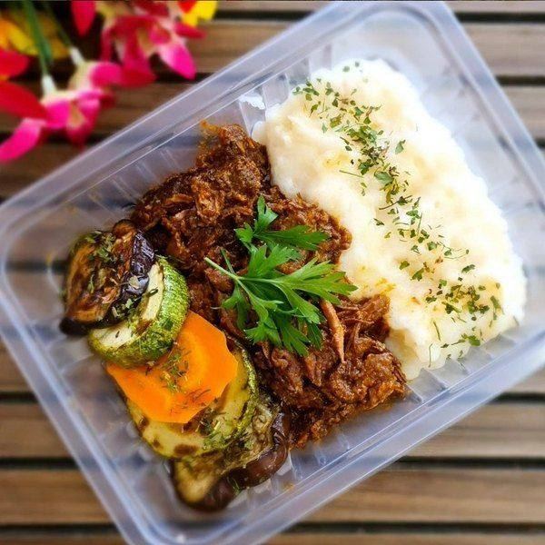 Marmita de ragú de carne com purê de batatas e legumes tostados